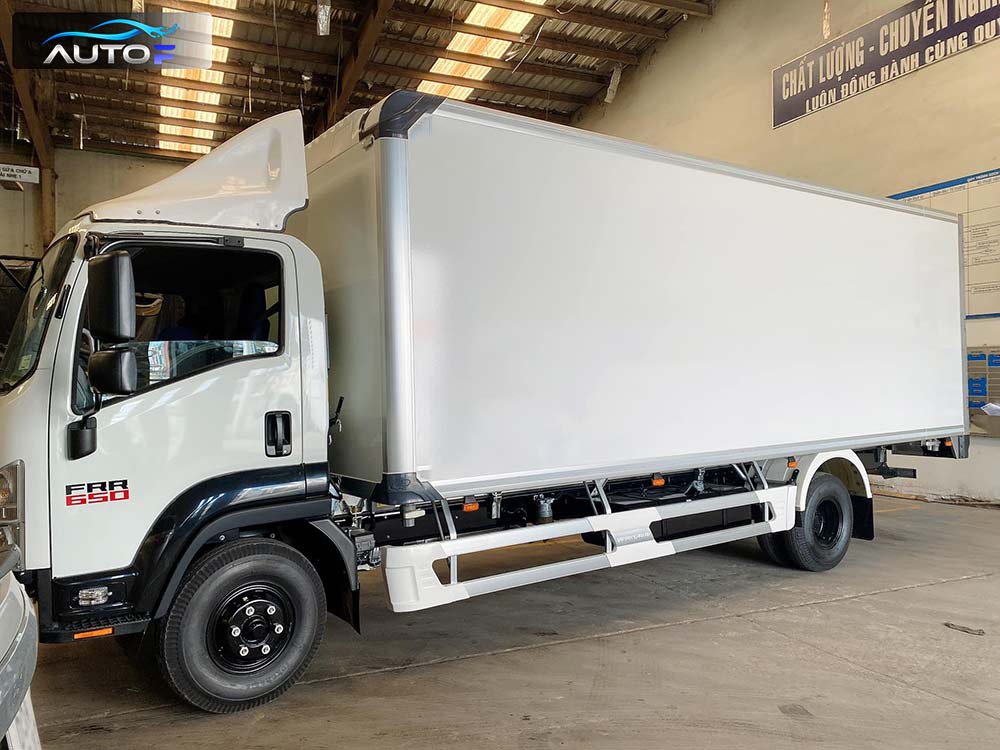 Xe tải Isuzu FRR 650 thùng kín composite 6.5 tấn dài 6.7 mét