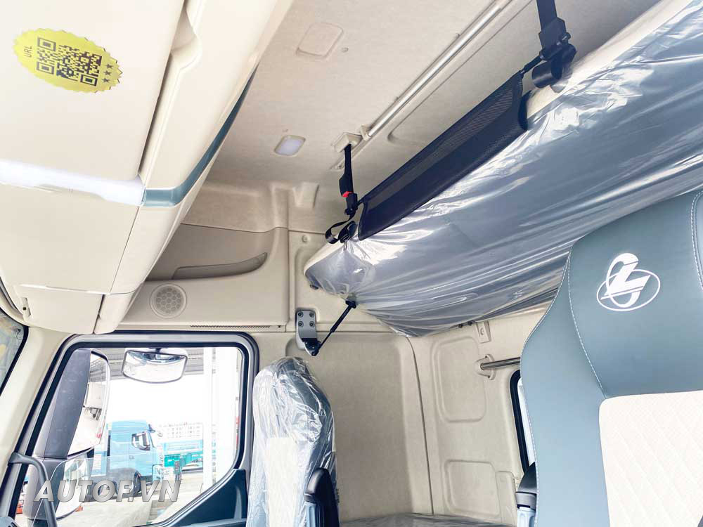 Xe tải ChengLong 4 chân H7 400HP thùng 9m7 cao 2m53
